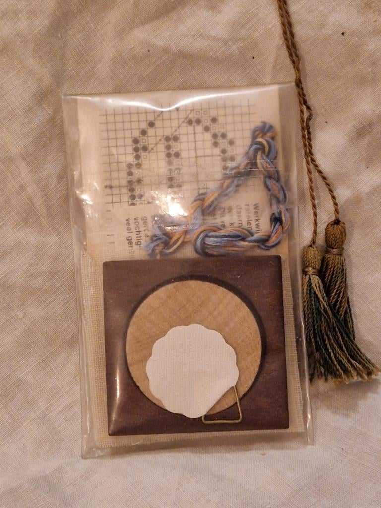 Klein, vintage borduur pakketje. "Letter Q"., Verzenden, Gebruikt, Handborduren, Borduurpakket