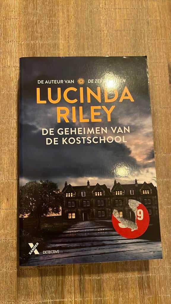 Lucinda Riley - De geheimen van de kostschool, Ophalen of Verzenden, Zo goed als nieuw, Lucinda Riley