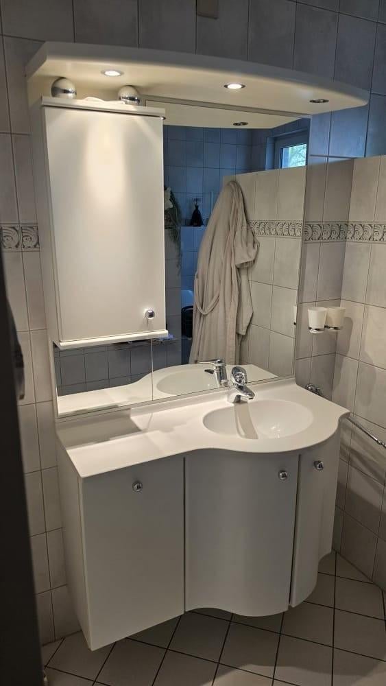 Badkamermeubel met wasmand, stopcontact en bekerhouders, Huis en Inrichting, Badkamer | Badkamermeubels, Gebruikt, 100 tot 150 cm