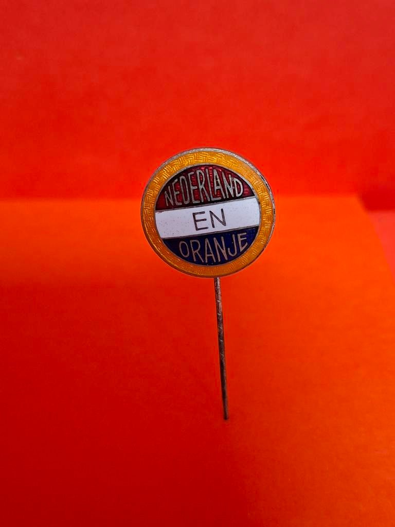 WO 2 speld Nederland en Oranje. Emaille, Ophalen of Verzenden, Gebruikt, Overige onderwerpen