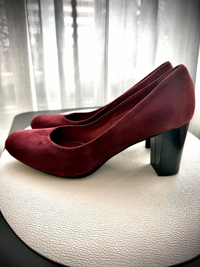 Dungelman Bordeaux Suède Pumps Maat 38, Kleding | Dames, Schoenen, Ophalen of Verzenden, Zo goed als nieuw, Rood, Pumps
