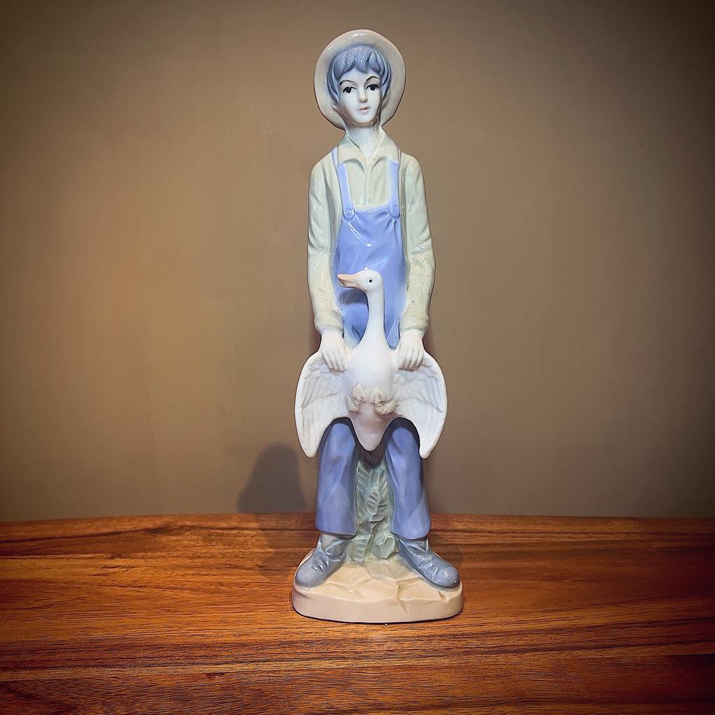 Porseleinen beeld jongen met gans, Antiek en Kunst, Antiek | Porselein, Verzenden
