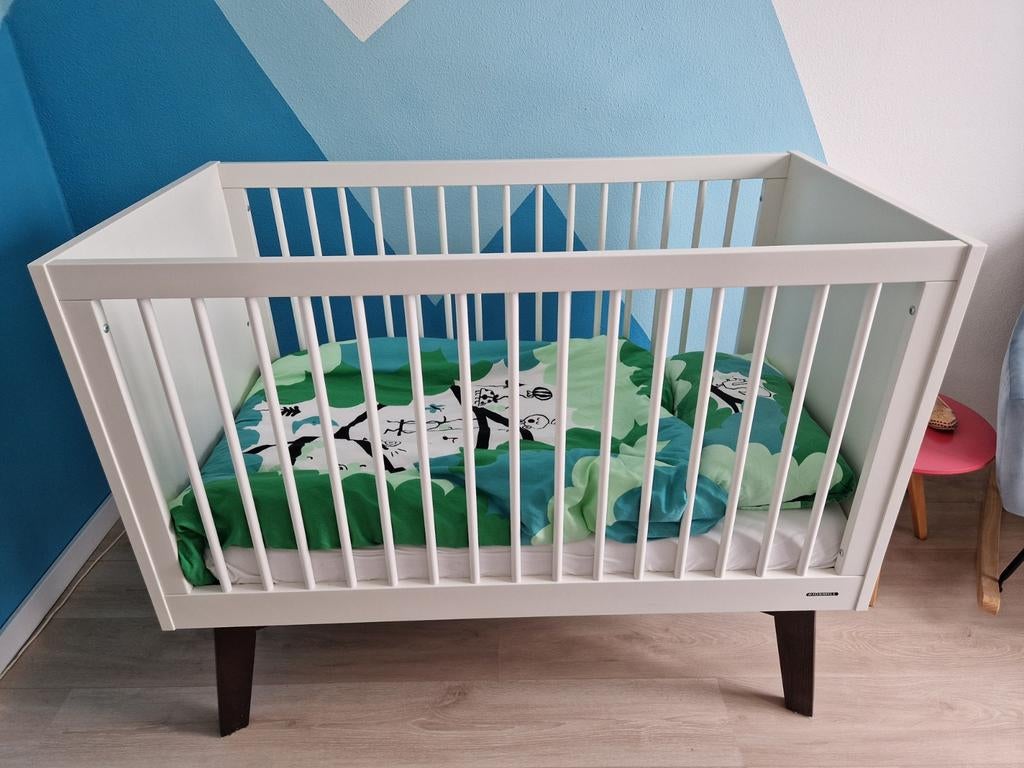 Kidsmill Sixties Ledikant en commode Wit met Houten Poten, Gebruikt, Minder dan 140 cm, Minder dan 70 cm, Ophalen