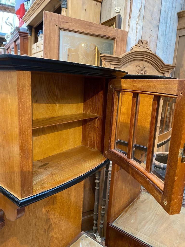 Twee Vintage Franse kastjes nachtkastjes met vitrine, Ophalen