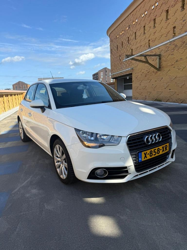 Audi A1 sportback 1.2 Tfsi 63KW  2014 Wit klein schade deur, Auto's, Audi, Voorwielaandrijving, Stof, Zwart, 4 cilinders