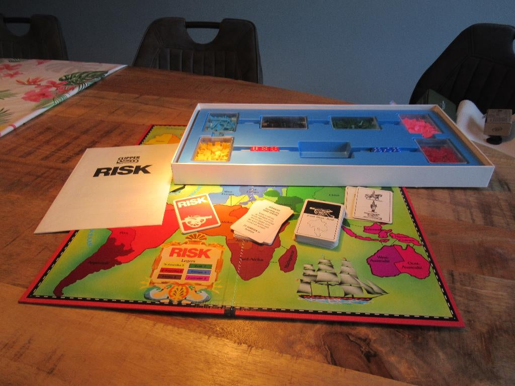 Compleet spel Risk in de Rode doos oude versie., Hobby en Vrije tijd, Gezelschapsspellen | Bordspellen, Ophalen of Verzenden, Zo goed als nieuw