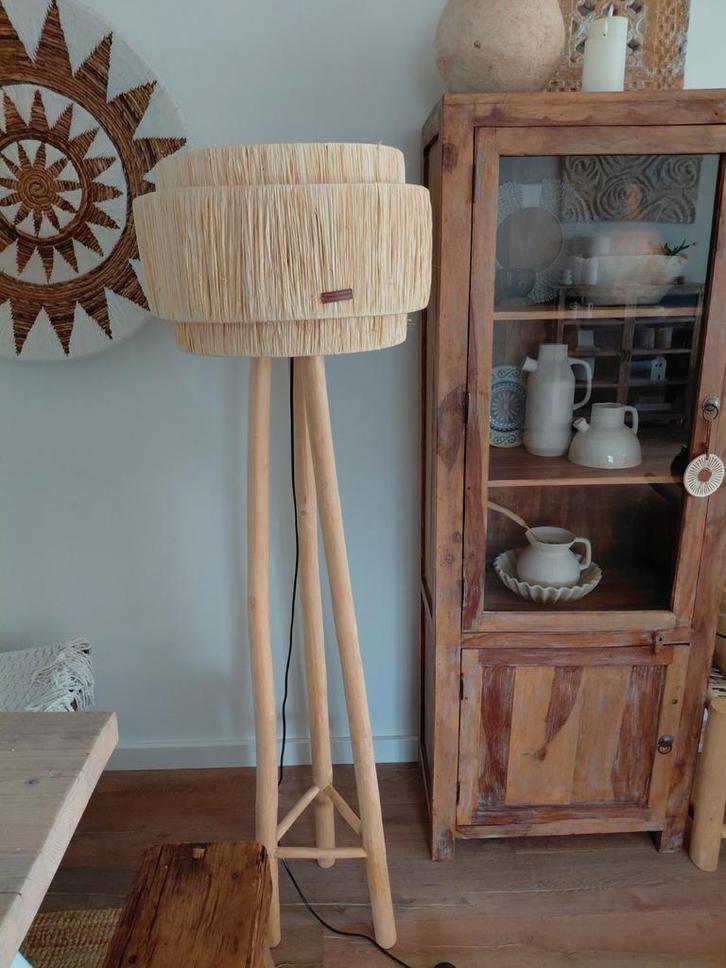 Rivera Maison staande lamp - houten 3-poot met rieten kap, Huis en Inrichting, Lampen | Vloerlampen, Zo goed als nieuw, 150 tot 200 cm