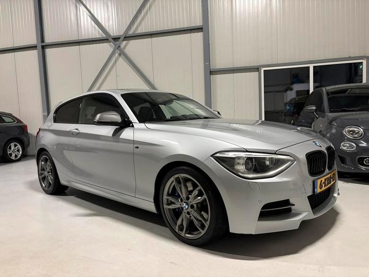 BMW 1-Serie 3.0 M135i 3DR AUT 2013 Grijs 320pk NL Auto, Auto's, BMW, Bedrijf, 1-Serie, ABS, Airconditioning, Bochtverlichting