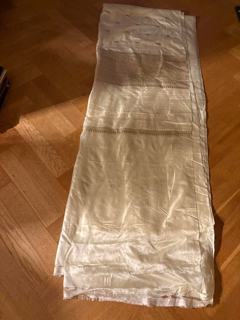 Nieuwe ongebruikte sari zijde saree silk ivoor kleur goud, Overige kleuren, Ophalen of Verzenden, 30 tot 120 cm, Satijn of Zijde