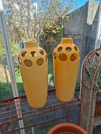 2 gele hoge vazen met gaten, Ophalen, Minder dan 50 cm