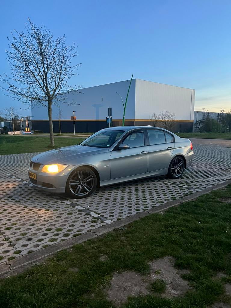 BMW 3-Serie 2.0 I 320 2006 Grijs, Auto's, BMW, Achterwielaandrijving, 1995 cc, 4 cilinders, 75 €/maand