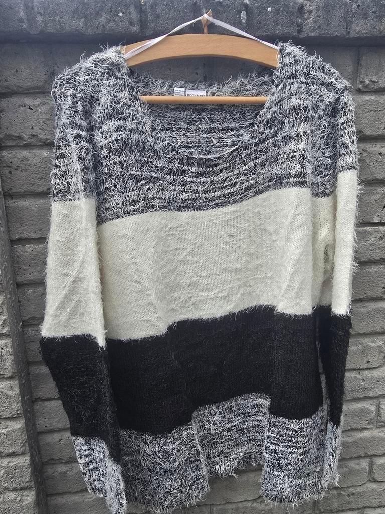 Trui met strepen in zwart, wit en grijs maat 44/46, Kleding | Dames, Ophalen of Verzenden