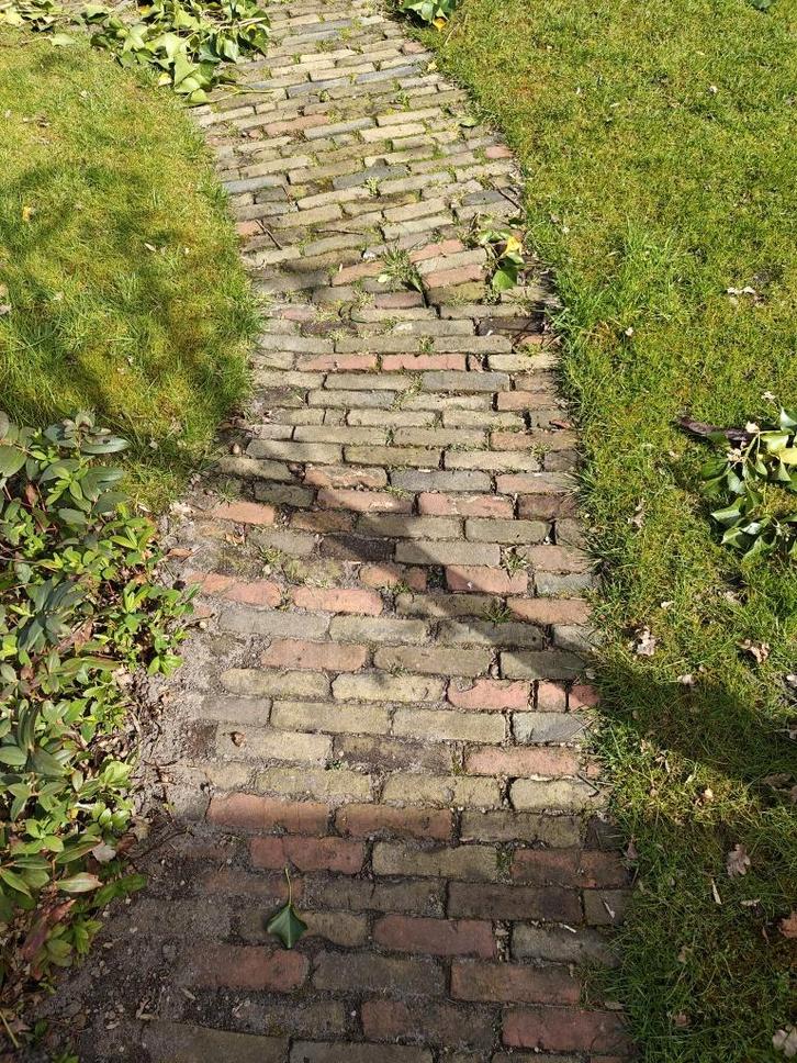 Oude gebakken waaltjes / straatklinkers – ca. 22 meter pad, Tuin en Terras, Tegels en Klinkers, Gebruikt, Klinkers, Overige materialen