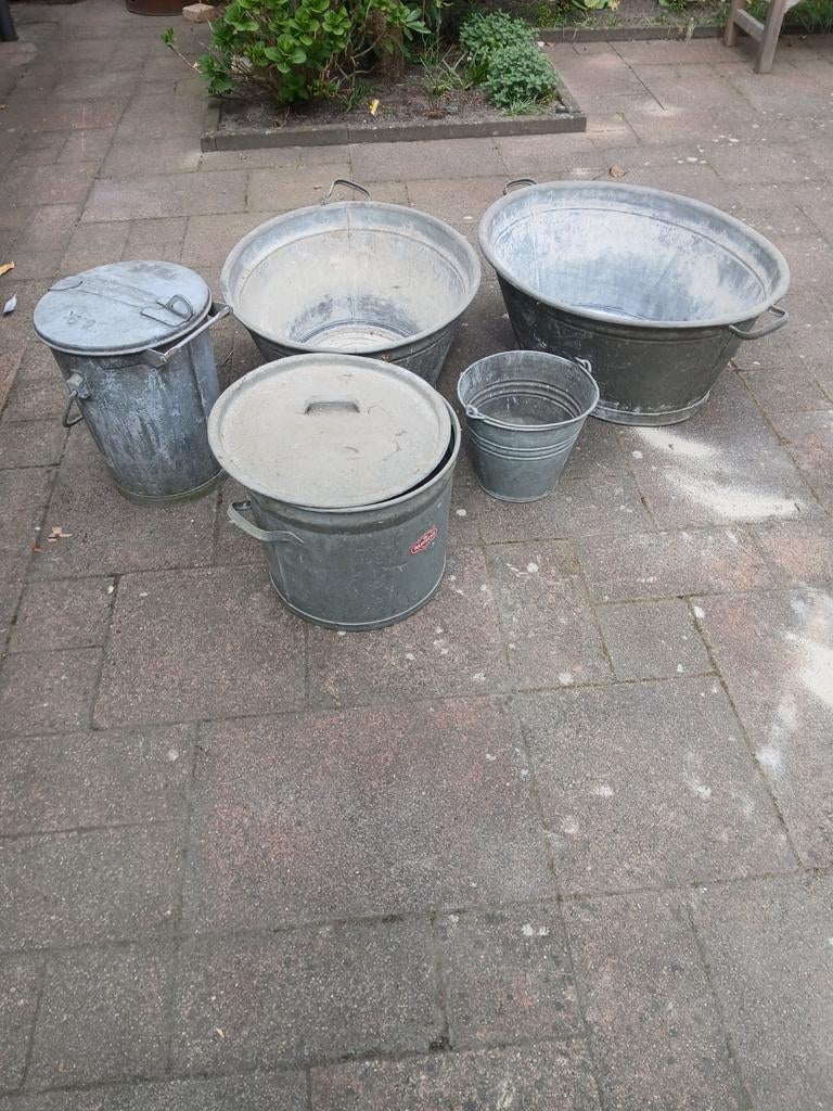 Oude zinken teilen en emmers, Ophalen