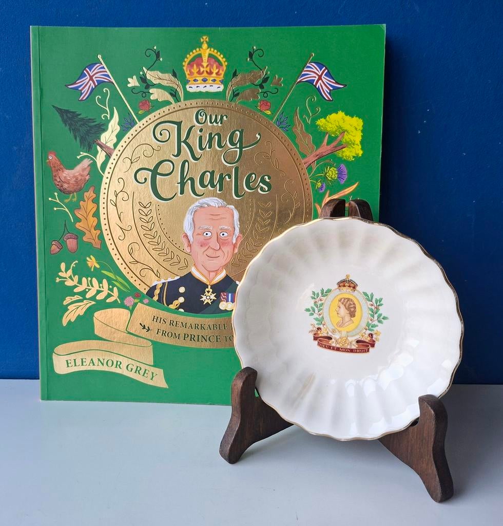 Boek Our King Charles & Schaaltje Queen Elizabeth Coronation, Verzamelen, Koninklijk Huis en Royalty, Ophalen of Verzenden, Gebruikt