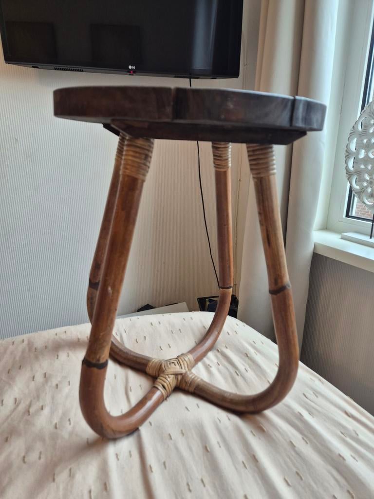 Bijzettafel van hout en bamboe., Huis en Inrichting, Tafels | Bijzettafels, Ophalen, Minder dan 55 cm, Minder dan 45 cm