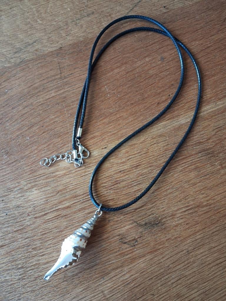 Halsketting met natuurlijke schelp hanger, Sieraden, Tassen en Uiterlijk, Kettingen, Verstelbaar, Overige kleuren, Ophalen of Verzenden