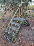 Stoere,  veilige stalen brug met 8 treden en bordes., Ophalen, Nieuw