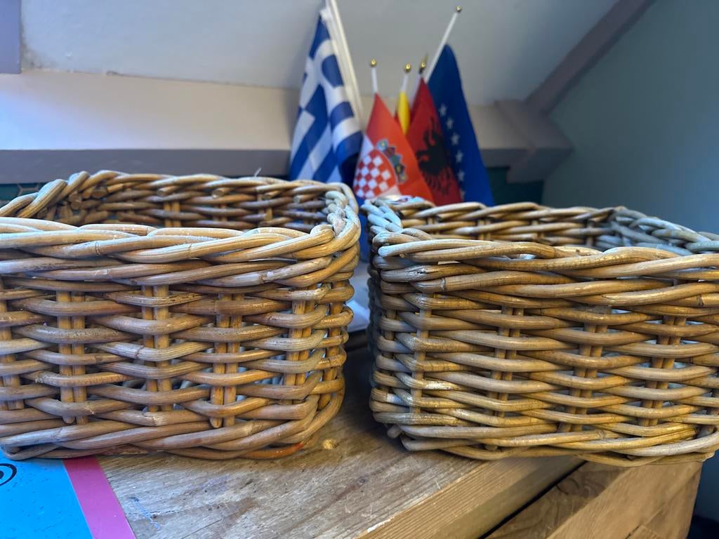 Set van 2 rieten manden - Handgemaakt en veelzijdig, Huis en Inrichting, Woonaccessoires | Schalen en Manden, Mand, Ophalen of Verzenden