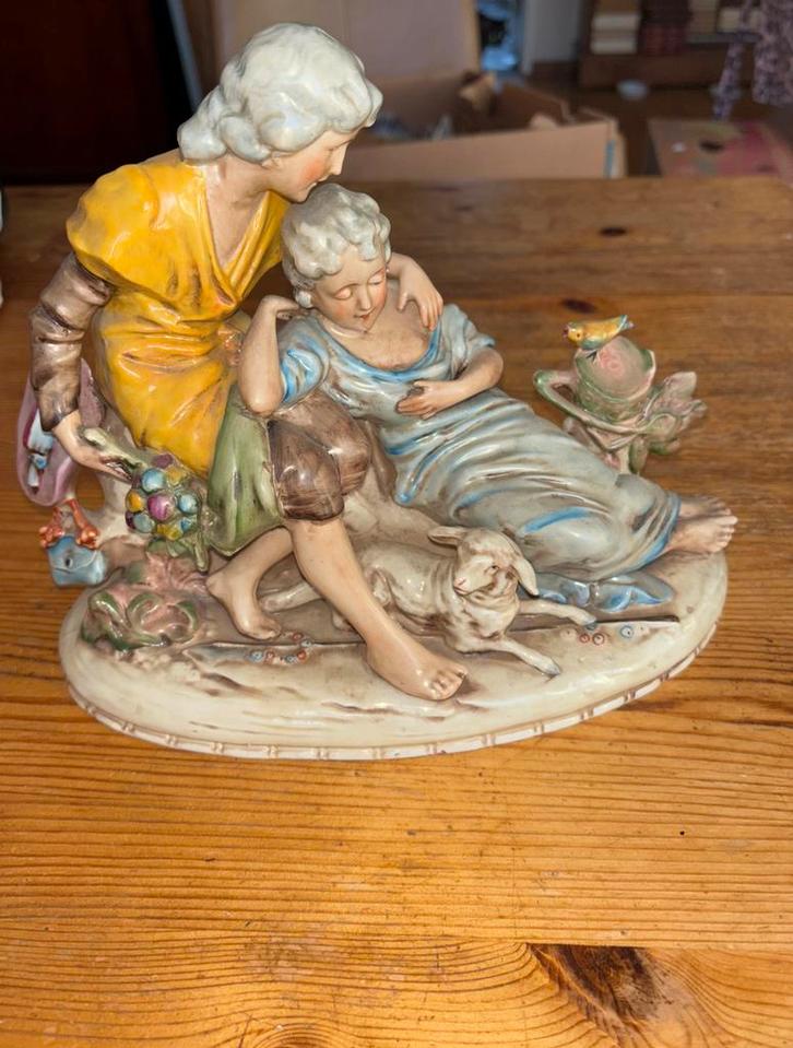 Beeldje van keramiek, twee figuren met lam en vogel, Antiek en Kunst, Antiek | Keramiek en Aardewerk, Ophalen of Verzenden