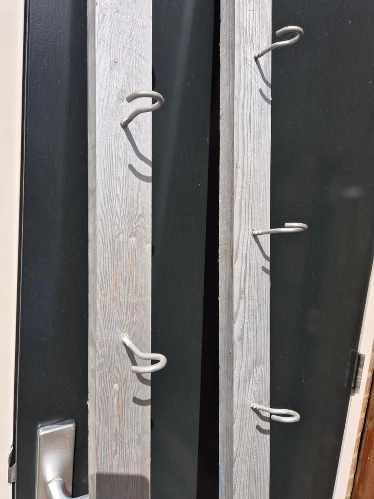 Twee houten latten met haken, Ophalen of Verzenden