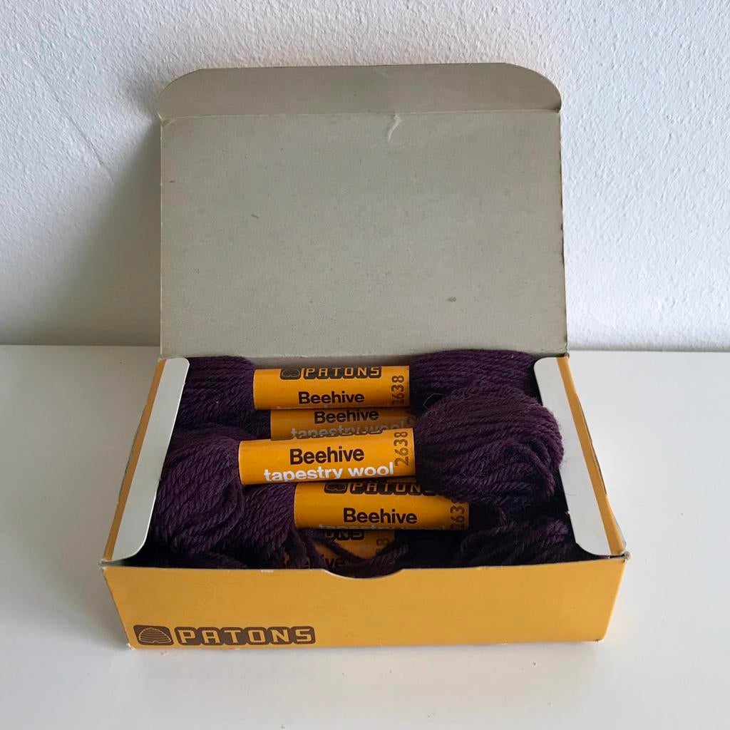 Borduurwol Patons Beehive, kleur 2638, originele doos, Ophalen of Verzenden, Nieuw, Handborduren, Borduurgaren of Zijde