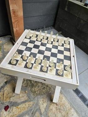 Mooi groot vintage schaakspel met standaard, glazen schaakst, Een of twee spelers, Ophalen of Verzenden, Gebruikt, Onbekend