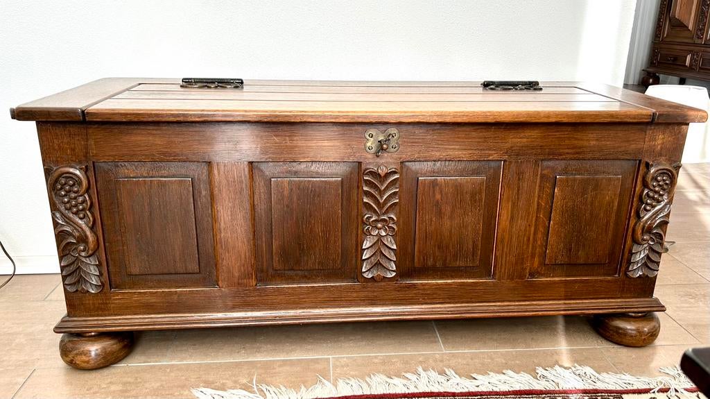 Mooie massief eiken paneeldekenkist, Ophalen