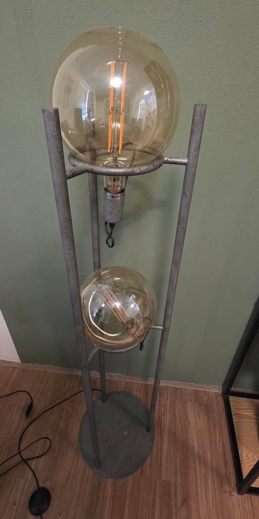 Vloerlamp met twee grote bollen, Huis en Inrichting, Lampen | Vloerlampen, Ophalen of Verzenden