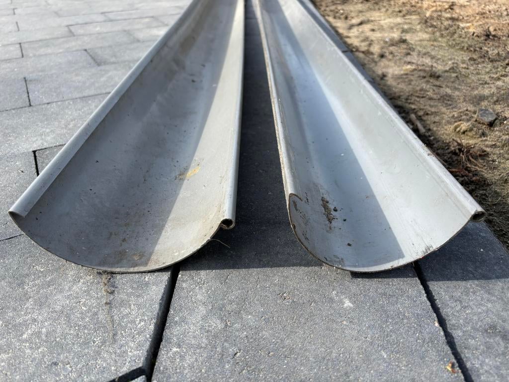 GRATIS: Martens PVC dakgoot 2 lengtes van 400cm, Doe-het-zelf en Verbouw, Buizen en Afvoer, Ophalen, Pvc, Zo goed als nieuw, 80 mm of meer