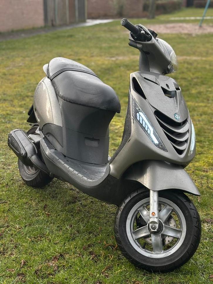 Piaggio zip 125cc lc, Fietsen en Brommers, Scooters | Piaggio, Zo goed als nieuw, Zip, Maximaal 45 km/u, Tweetakt, Ophalen