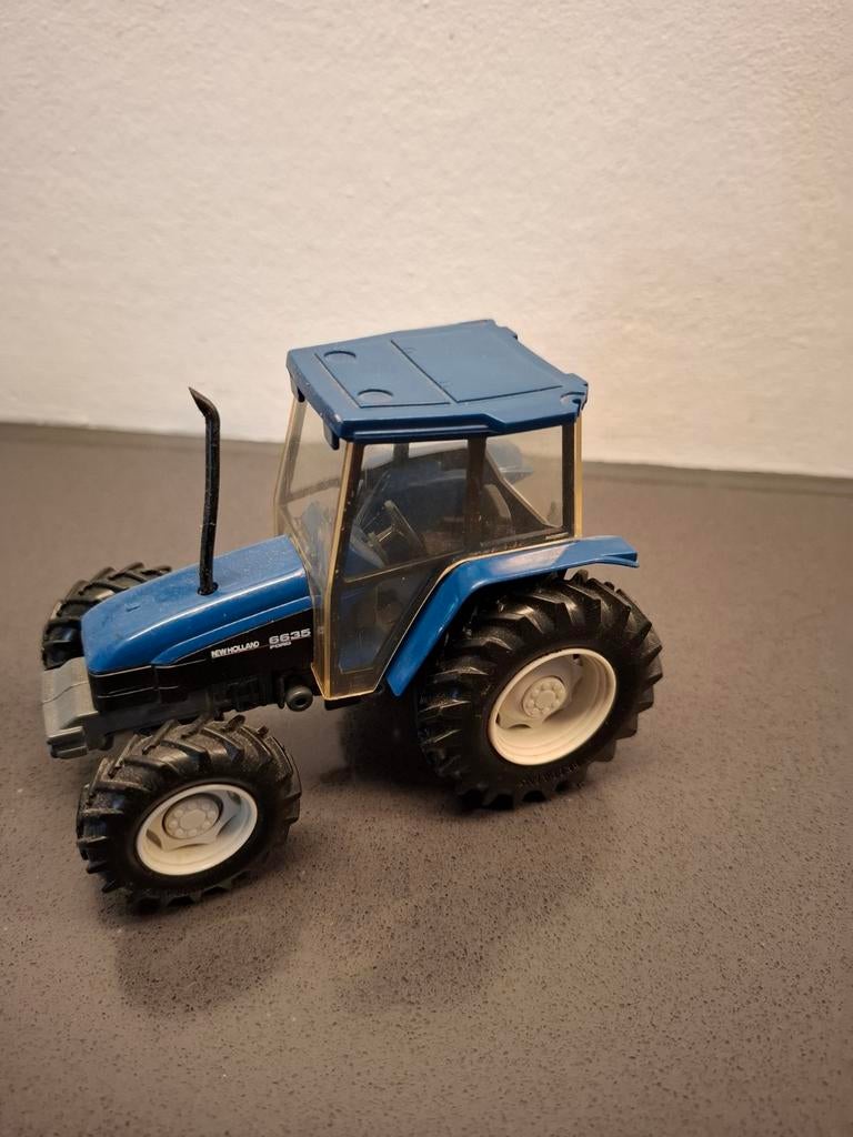 Te koop britains new holland 6635, Hobby en Vrije tijd, Modelauto's | 1:32, Ophalen of Verzenden, Gebruikt, Tractor of Landbouw