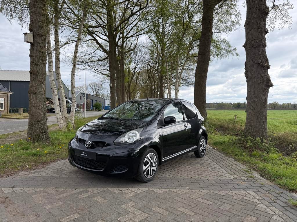 Toyota Aygo 1.0 5drs Zwart Airco/nieuwe APK/Elektrische rame, Auto's, Toyota, Zwart, Bluetooth, Bedrijf, Handgeschakeld