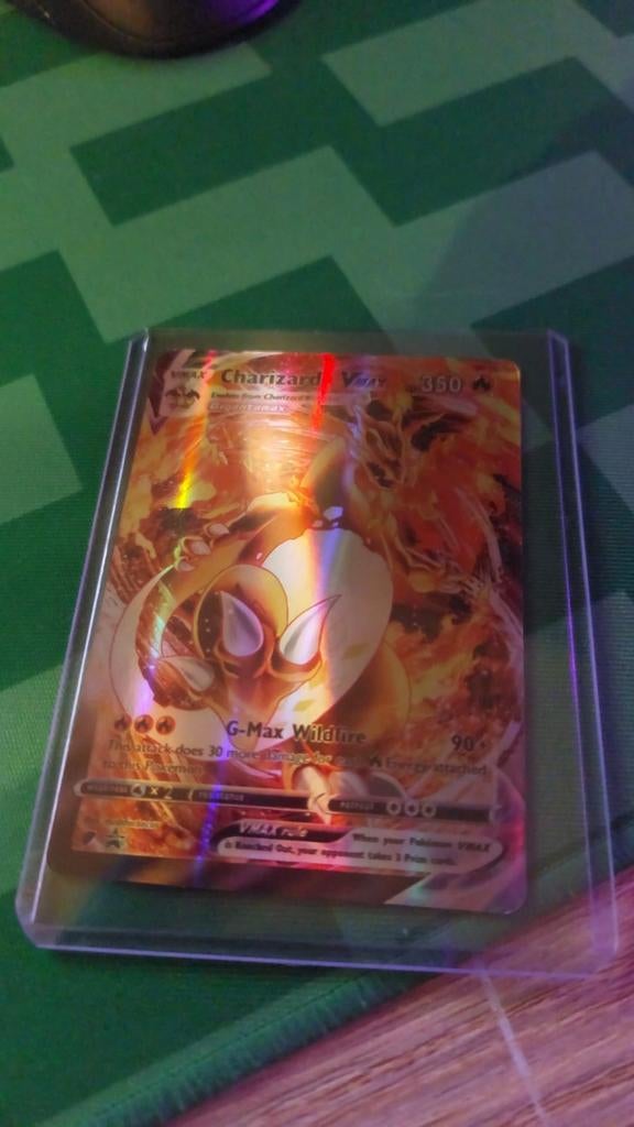 Charizard VMAX Pokémon Kaart - Glanzend en Zeldzaam, Ophalen of Verzenden, Zo goed als nieuw, Losse kaart, Foil