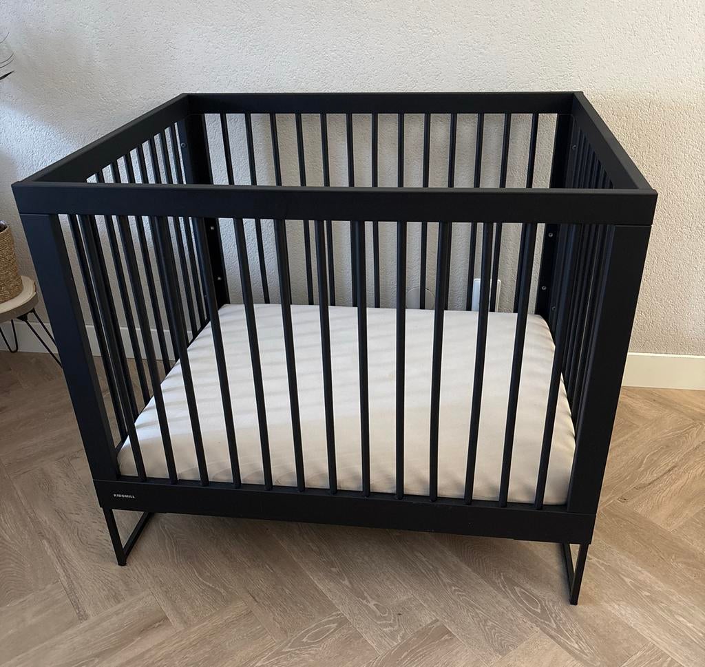 Kidsmill Modular Box Mat Zwart inclusief matras&boxkleed, Kinderen en Baby's, Boxen, Gebruikt, Rechthoekig, In hoogte verstelbaar