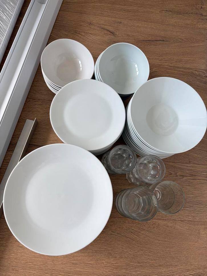 Mooi IKEA servies en glazen, Huis en Inrichting, Keuken | Servies, Gebruikt, Compleet servies, Effen, Keramiek, Ophalen
