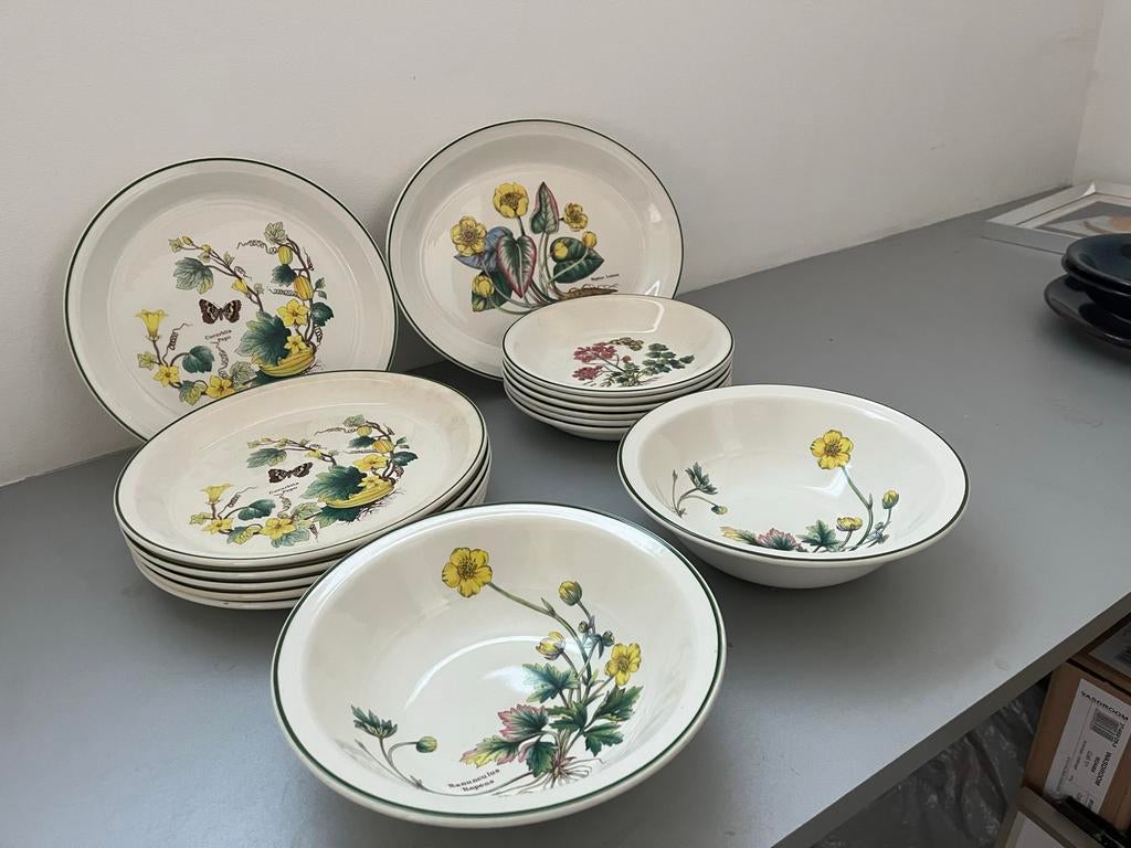 Z.g.a.n. ENOCH WEDGWOOD FLORABUNDA SERVIES, Huis en Inrichting, Keuken | Servies, Ophalen, Keramiek, Zo goed als nieuw, Wedgwood