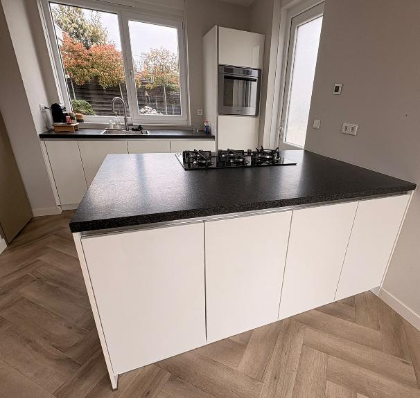 Keuken met koelkast + eiland (Bauknecht kookplaat & oven), Huis en Inrichting, Keuken | Complete keukens, Ophalen, Gebruikt, Zwart