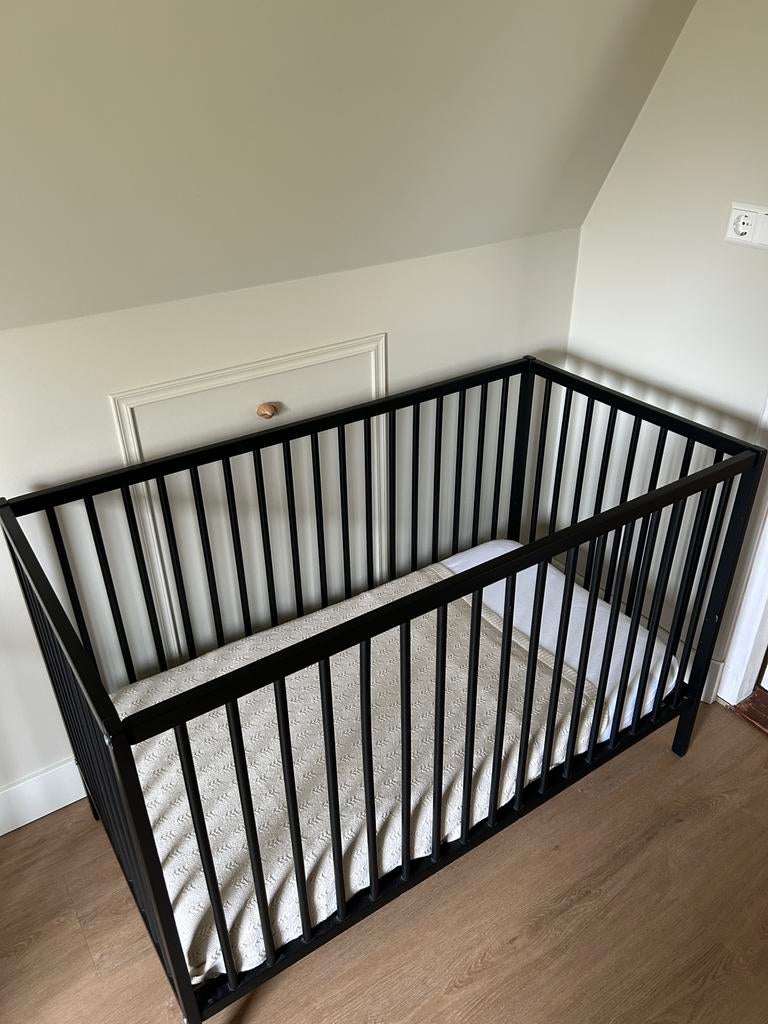 Zwart houten ledikantje, Kinderen en Baby's, Babywiegjes en Ledikanten, Ophalen, Ledikant