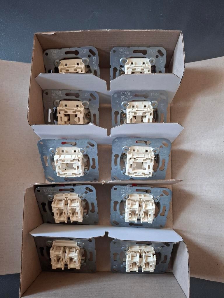 JUNG schakelmateriaal 4x 505EU en 6x 506EU, Ophalen of Verzenden, Nieuw, Stopcontact