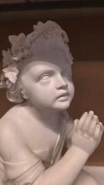 Antiek Bisquit Beeld van Knielend Kindje, Antiek en Kunst, Ophalen of Verzenden