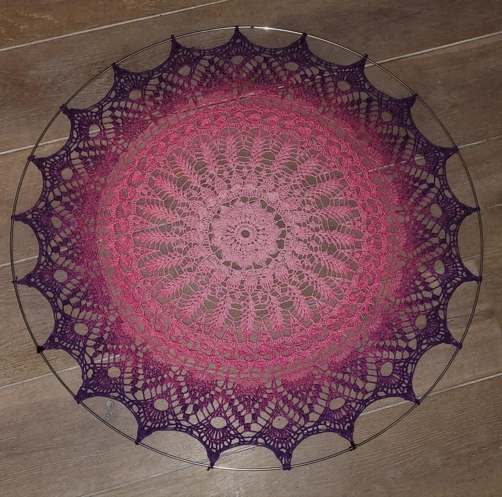 Gehaakte mandala wanddecoratie - doorsnede 80cm, Ophalen, Zo goed als nieuw, Knutselwerk
