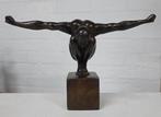 MAN / armen gespreid / bronzen beeld