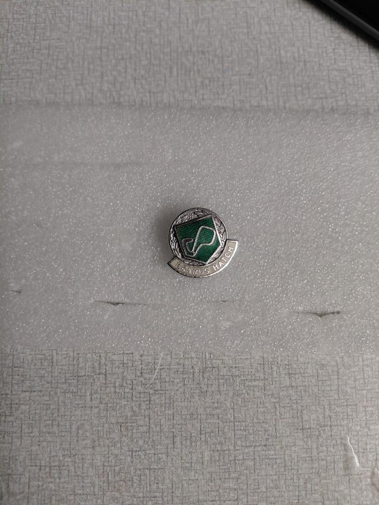 Speldje van het races circuit ;Brands Hatch., Verzamelen, Speldjes, Pins en Buttons, Ophalen of Verzenden, Zo goed als nieuw