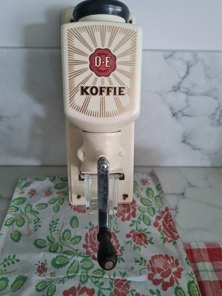 Vintage wandkoffiemolen van DE, Ophalen