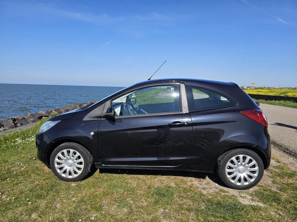 Ford Ka 1.2 - 2010 Zwart Km stand: 128264km, Auto's, Voorwielaandrijving, 1242 cc, 4 cilinders, 4 stoelen