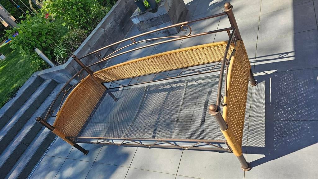 Eenpersoons metalen bed met rotan en spiraalbodem, 90x200 cm, Ophalen, Gebruikt, 90 cm, Eenpersoons