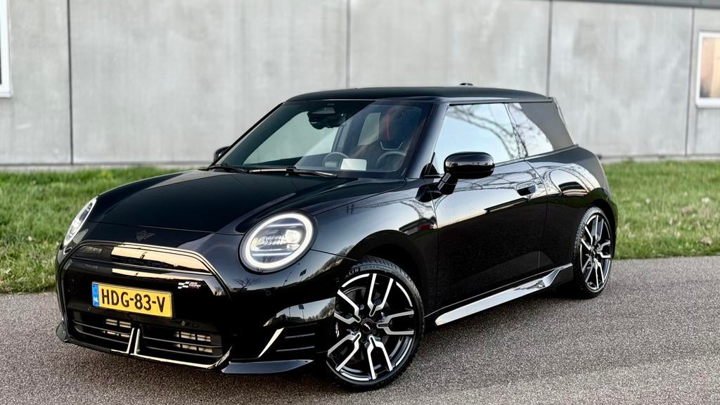 Mini Cooper 40,7 kWh | 180pk | JCW Pakket | FabrieksGarantie, Auto's, Mini, 74 pk, Zwart, 4 stoelen, Zwart