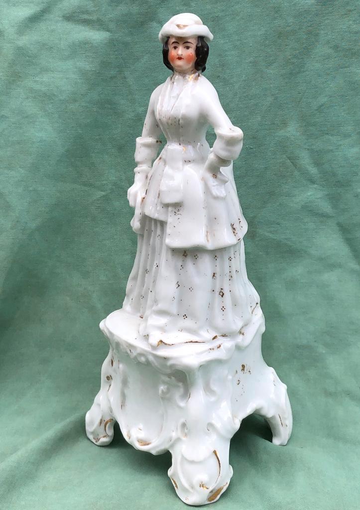 Staffordshire pique fleur beeldje van dame, Antiek en Kunst, Antiek | Porselein, Ophalen of Verzenden