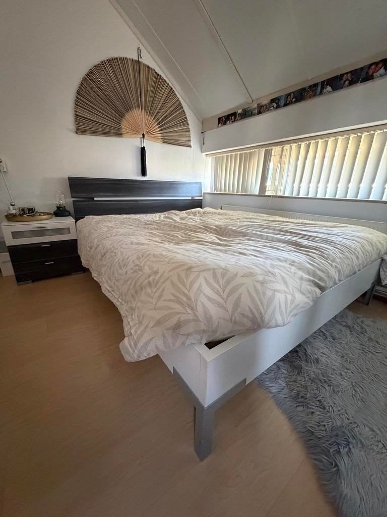 2-persoons bed met lattenbodem en nachtkastje, Ophalen, Gebruikt, 210 cm, Tweepersoons